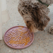 Charger l'image dans la galerie, Dexypaws Tapis de léchage stimulant - Forme de cercle et motifs de feuillage - Rose poudré