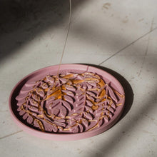 Charger l'image dans la galerie, Dexypaws Tapis de léchage stimulant - Forme de cercle et motifs de feuillage - Rose poudré