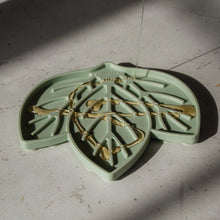 Charger l'image dans la galerie, Dexypaws Tapis de léchage stimulant - Forme de feuille - Vert sauge