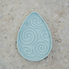 Charger l'image dans la galerie, Dexypaws Tapis de léchage stimulant - Forme de goûte de rosée - Bleu ciel