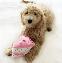 Load image into Gallery viewer, Jouet pour chien peluche Zippy Paws - Gâteau rose