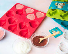 Load image into Gallery viewer, Messy Mutts Moules à biscuits pour cuire et congeler en forme de coeur, Confettis