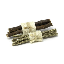 Charger l'image dans la galerie, Oxbow Enriched Life - Gâterie à mâcher pour rongeur - Bâtons & foin