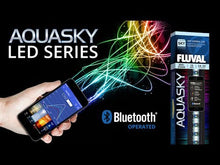 Charger et lire la vidéo dans la visionneuse de la Galerie, Rampe d’éclairage à DEL Aquasky Fluval avec fonctionnalité Bluetooth, 35 W, 122-153 cm (48-60 po)