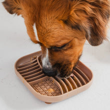 Charger l&#39;image dans la galerie, Dexypaws Tapis de léchage en silicone &quot;Cache-cache&quot; à alimentation lente - Carré - Affogato
