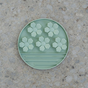 Dexypaws Tapis de léchage en silicone "Cache-cache" à alimentation lente - Fleurs - Vert sauge