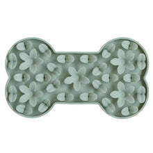 Charger l&#39;image dans la galerie, Dexypaws Tapis de léchage en silicone &quot;Cache-cache&quot; en forme d&#39;os, Vert sauge
