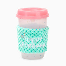 Charger l'image dans la galerie, Hugsmart "Yappy Birthday" Jouet en caoutchouc &amp; tissu craquant pour chien - Café d'anniversaire - Rose
