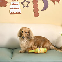 Charger l'image dans la galerie, Hugsmart "Yappy Birthday" Jouet en caoutchouc &amp; tissu craquant pour chien - Chapeau - Vin
