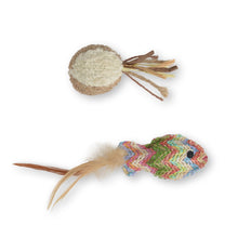 Load image into Gallery viewer, Jouet Catit pour chats - Poisson tissé en paille et balle en ratine
