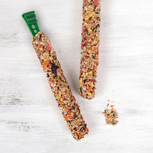 Load image into Gallery viewer, Living World Gâteries pour serins - Bâtonnets aux fruits - Paquet de 2 - 60 gr
