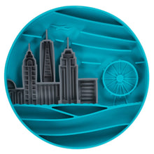 Charger l&#39;image dans la galerie, Messy Mutts Bol d&#39;alimentation en silicone - Bleu à motif de ville
