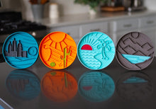 Charger l&#39;image dans la galerie, Messy Mutts Bol d&#39;alimentation en silicone - Bleu à motif de ville
