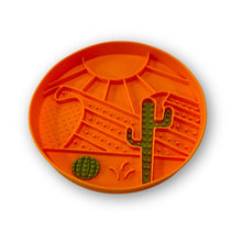 Charger l&#39;image dans la galerie, Messy Mutts Bol d&#39;alimentation en silicone - Orange à motif de désert
