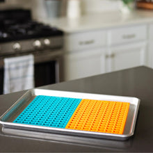 Charger l&#39;image dans la galerie, Messy Mutts Moule à mini friandises en silicone - Pqt de 2 - Orange et bleu
