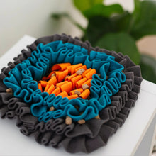 Charger l&#39;image dans la galerie, Messy Mutts Tapis de fouille à ventouses - Carré 11&quot; x 11&quot;
