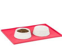 Charger l&#39;image dans la galerie, Messy Mutts Tapis en silicone avec travers de métal, Rouge
