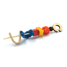 Charger l&#39;image dans la galerie, Oxbow Enriched Life - Gâterie à Mâcher Pour Rongeur, Brochette Colorée
